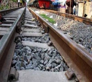 রেললাইনের পাশ থেকে আহত ব্যক্তিকে উদ্ধার 